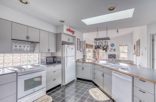 Bayshore House | Canal Front-Sweet Nautical Décor Near Beach-Bayshore Amenities!