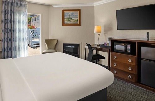 Lighthouse District Hotel | Cannery Row Inn