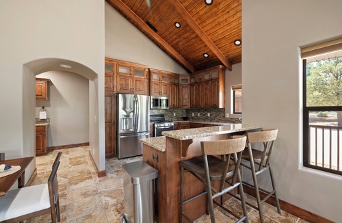 Zion National Park East Entrance House | Canyon-View Retreat Minutes from Zion with Hot Tub, Game Room & Chef’s Kitchen