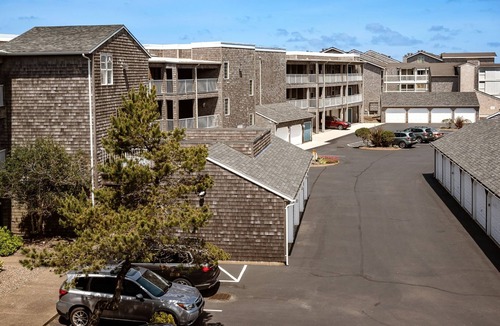 Depoe Bay Condo | Captains Choice Condo, Panoramic Views & Pool