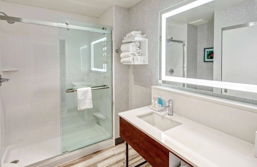 Cardiff-by-the-Sea Hotel | Cardiff Beach King Room w/Breakfast, Gym & Pool