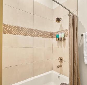 Biggs Field House | Casa Agave - Comfortable Eastlake Retreat
