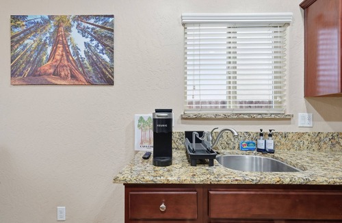 Visalia House | Casa Cortez B - Private 1BR Home near Sequoia and Kings Canyon Parks