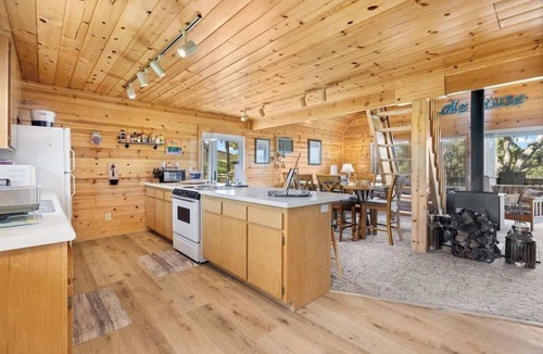 Oak Shores Cabin | Casa de Corona Lake House with Fireplace & Grill