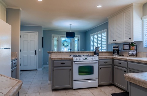 Paso Robles House | Casa de Mimosa-Colorful, Charming, Cozy -Just Steps to Downtown Fun!