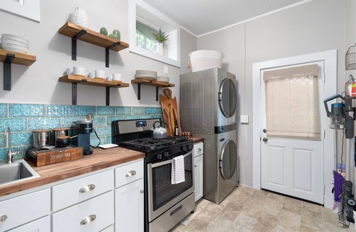 Bisbee House | Casa de Oro – Luxe Comfort in the Heart of Old Bisbee Private Yard & EV Charger!
