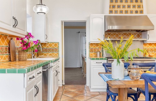 Old Las Palmas House | Casa del Colibri’ by AvantStay | Luxe Estate w/Pickleball Court