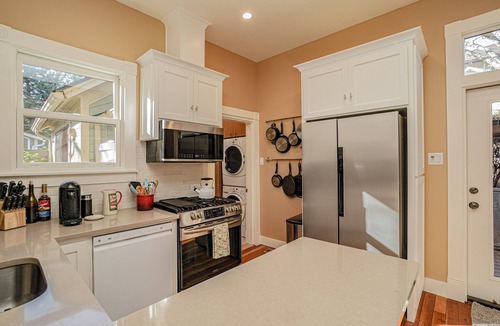 Ashland House | Casa Soleil: Luxurious Cottage Steps Away from Downtown Ashland