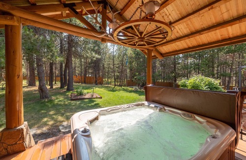 Three Rivers House | Cascade Basecamp, Fully Fenced/Hot Tub/Pet Friendly!