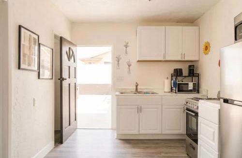 Lemon Grove House | Casita Guest House Kitchenette 1 Free Parking