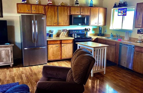 Manchester Cottage | Castaway Cottage at Irish Beach, Hot Tub & EV Charger