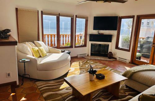 Avalon Villa | Catalina hillside retreat w pool & hot tub