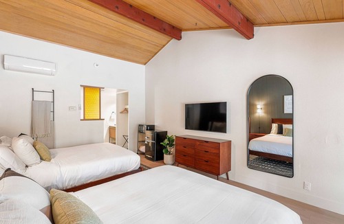 Dunsmuir Hotel | Cave Springs Resort Hotel Room 6 (Visit Mt Shasta)