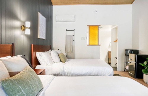 Dunsmuir Hotel | Cave Springs Resort Hotel Room 10 (Visit Mt Shasta)