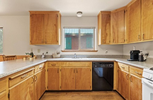 Strawberry Cabin | Cedar Cabin Riverfront Retreat with Deck & Breathtaking Views
