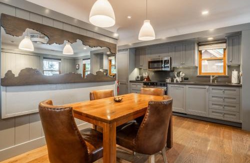 Homewood House | Cedar Crest-Stellars Jay Cottage 4