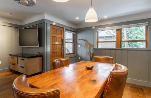 Homewood House | Cedar Crest-Stellars Jay Cottage 4