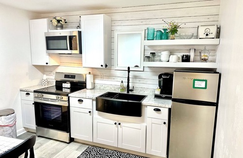 Southgate Triangle Cottage | Central Cottage -close to everything!