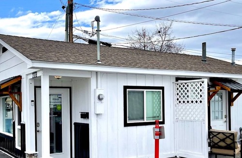 Southgate Triangle Cottage | Central Cottage -close to everything!