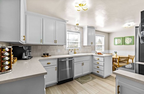 West Eugene House | Central Family Hot Tub Retreat, Near UofO