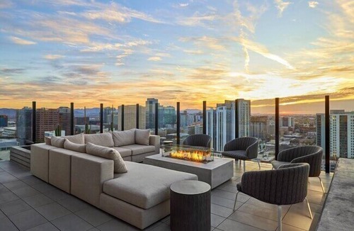 Evans Churchill Apartment | Central Studio | Pool/Spa/Hottub | Close to Shops & Parks