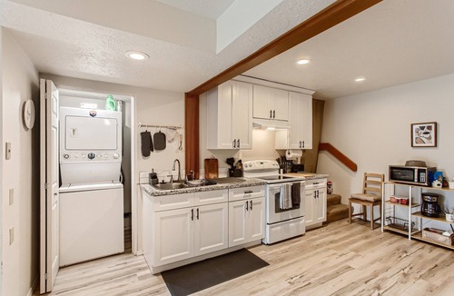 Oak Creek Apartment | Central SW Location 2 Bedroom Apt. Close to I-5