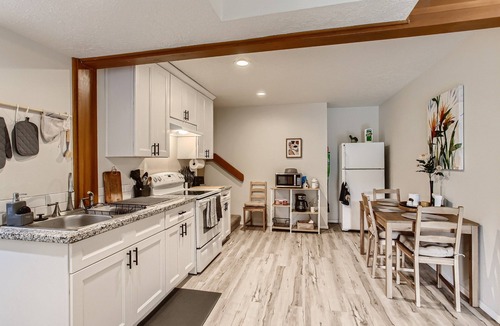 Oak Creek Apartment | Central SW Location 2 Bedroom Apt. Close to I-5