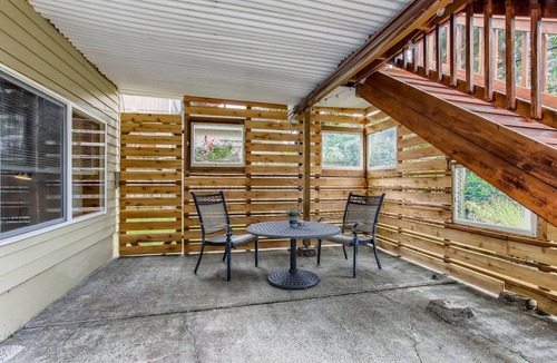 Oak Creek Apartment | Central SW Location 2 Bedroom Apt. Close to I-5
