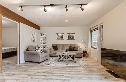 Oak Creek Apartment | Central SW Location 2 Bedroom Apt. Close to I-5