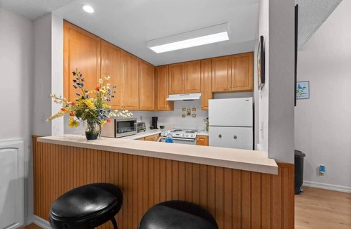 Carnelian Woods House | Central Townhome with Summer Pool and Walk to Lake!