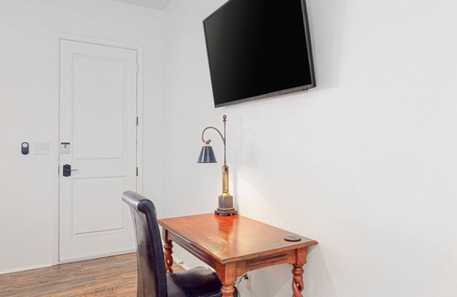 Campus Farm Apartment | Centrally Located Studio W/ Putting Green, Shared Pool, Fitness Gym & Free WiFi!