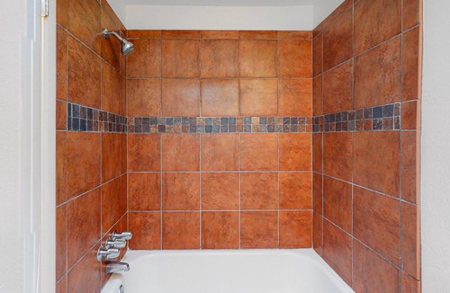 Campus Farm Apartment | Centrally Located Studio W/ Putting Green, Shared Pool, Fitness Gym & Free WiFi