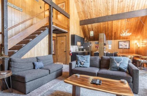 Mammoth Lakes Ski Chalet | Chalet 12 by Mammoth Mountain Chalets