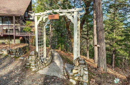 Grants Pass Ski Chalet | Chalet Cabin Near Rogue River: hiking, hunting, fishing, and rafting.
