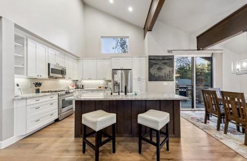 Tahoe Island House | Chalet Near The Tahoe Keys