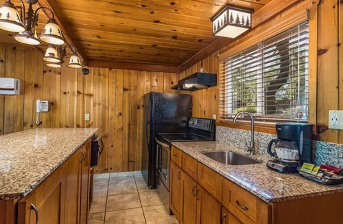Bass Lake Hotel | Chalet w/Breakfast (Select Stays), Steps From Bass Lake and Yosemite