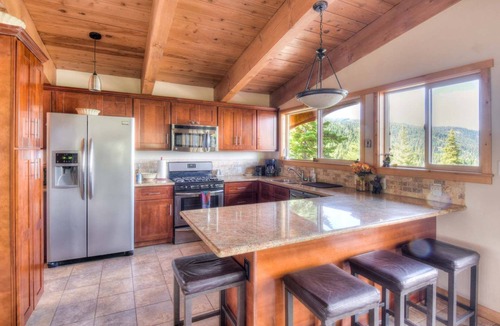 Chamberlands House | Chamberland Getaway | Lake Views w/Deck!