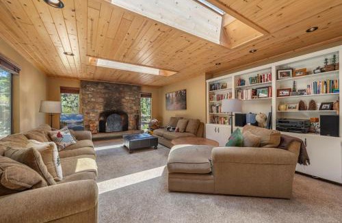 Chamberlands Villa | Chamberland retreat-Hot Tub, Pool Table, Movie & Ski