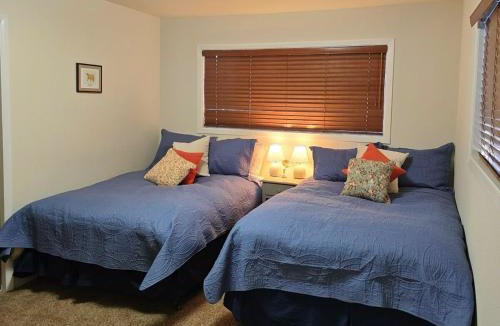 Chamberlands Villa | Chamberland retreat-Hot Tub, Pool Table, Movie & Ski