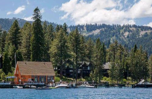 Chamberlands Villa | Chamberland retreat-Hot Tub, Pool Table, Movie & Ski