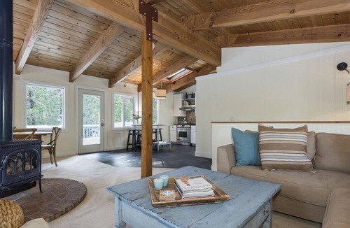 Chamberlands House | Chamberlands Elevated * Updated * Clean & Fresh * Private Pool, Beach & Tennis