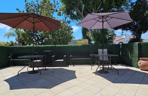 Harbor House | Chandelier, Marble Table & Beautiful Outdoor Space