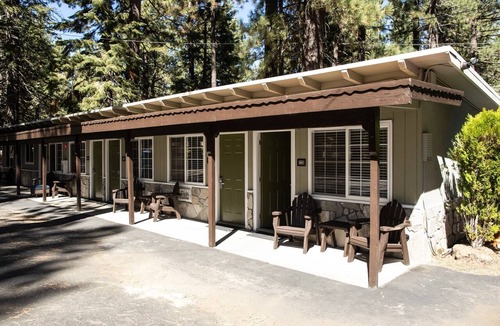 Tahoe Island Hotel | Charming 1-bedroom lodge in South Lake Tahoe for a relaxing stay