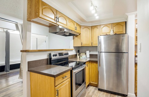 La Habra Apartment | Charming 1 Bedroom + 1 Den Apt Gated Community with Full Kitchen Ground Floor
