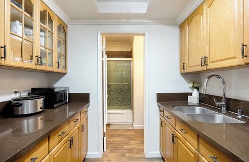 La Habra Apartment | Charming 1 Bedroom + 1 Den Apt Gated Community with Full Kitchen Ground Floor