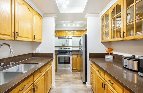 La Habra Apartment | Charming 1 Bedroom + 1 Den Apt Gated Community with Full Kitchen Ground Floor