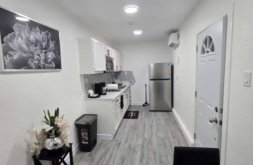 Paradise Apartment | Charming 1-bedroom apartment in lovely Las Vegas with WiFi, AC