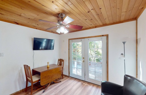 Cobb Cabin | Charming 1 bedroom cabin. Queen bed, WIFI, King Sofa Sleeper. Outdoor seating.