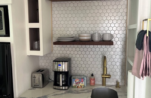 Rio Linda Cottage | Charming 1-bedroom cottage in pleasant Rio Linda with WiFi, AC