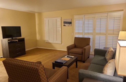 Solana Beach Resort | Charming 1-bedroom resort with AC, fitness room in serene Solana Beach